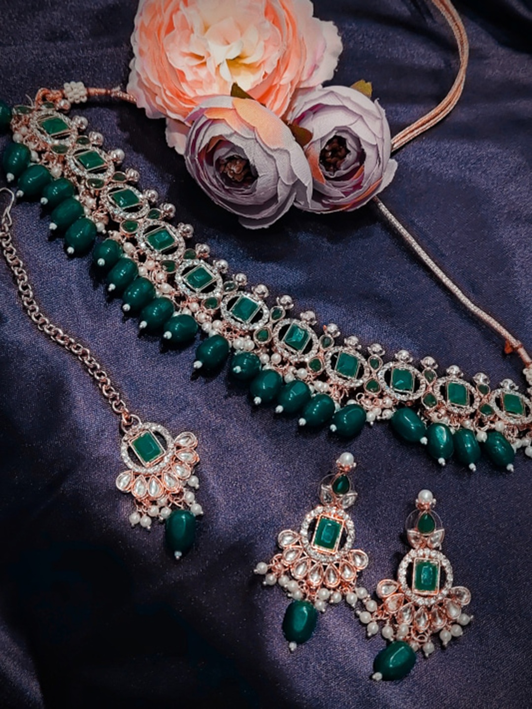 

FEMMIBELLA Gold-Plated Kundan-Studded & Beaded Necklace & Earrings With Maang Tika