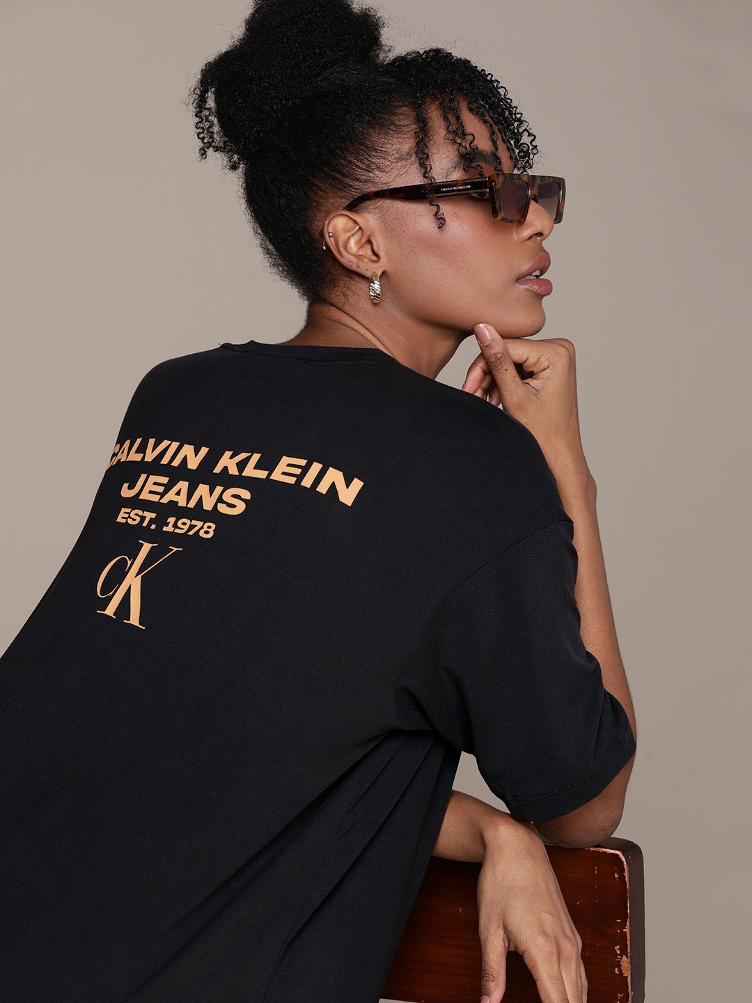 

Calvin Klein Jeans Brand Logo Printed Drop-Shoulder Sleeves T-shirt, Black