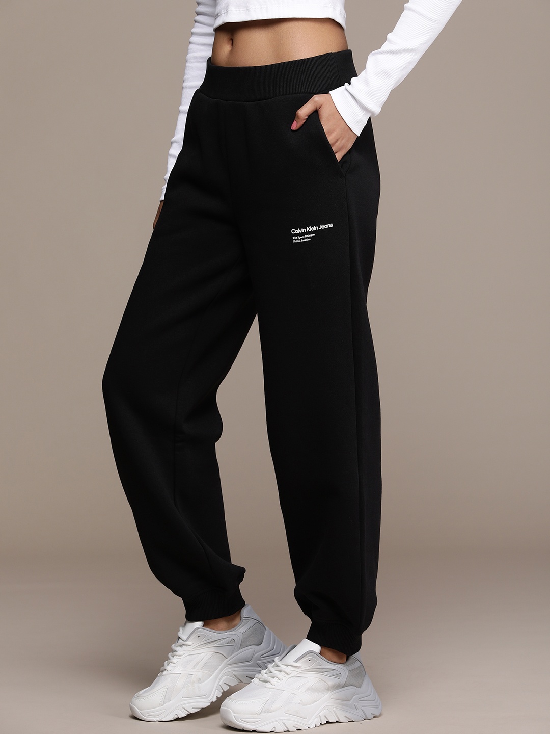 

Calvin Klein Jeans Women Solid Knitted Mid-Rise Joggers, Black