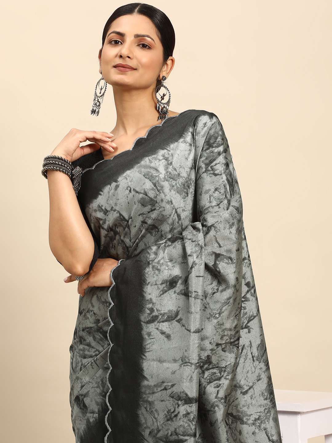 

LOOKNBOOK ART Shibori Print Saree, Grey