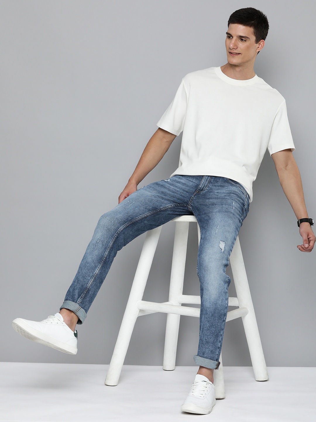 

Harvard Men Tapered Fit Mildly Distressed Light Fade Stretchable Jeans, Blue