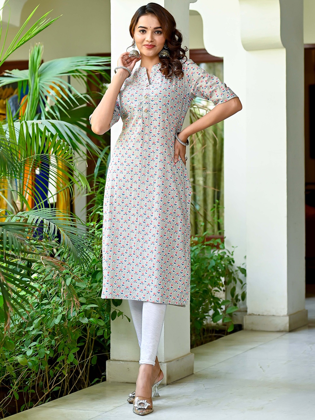 

Nishika Mandarin Collar Floral Printed Kurta, Grey