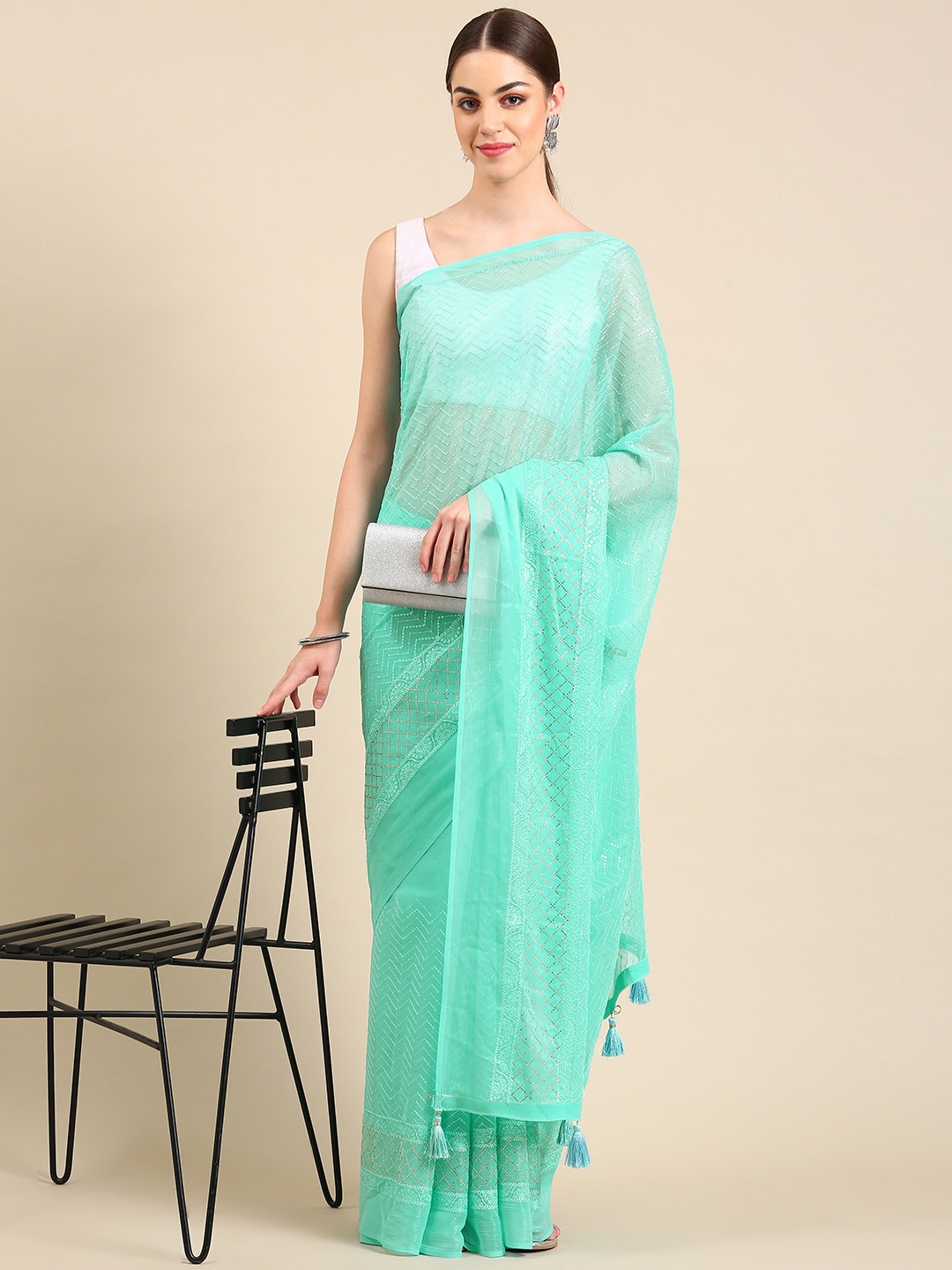 

VISHNU WEAVES Embellished Sequinned Saree, Turquoise blue
