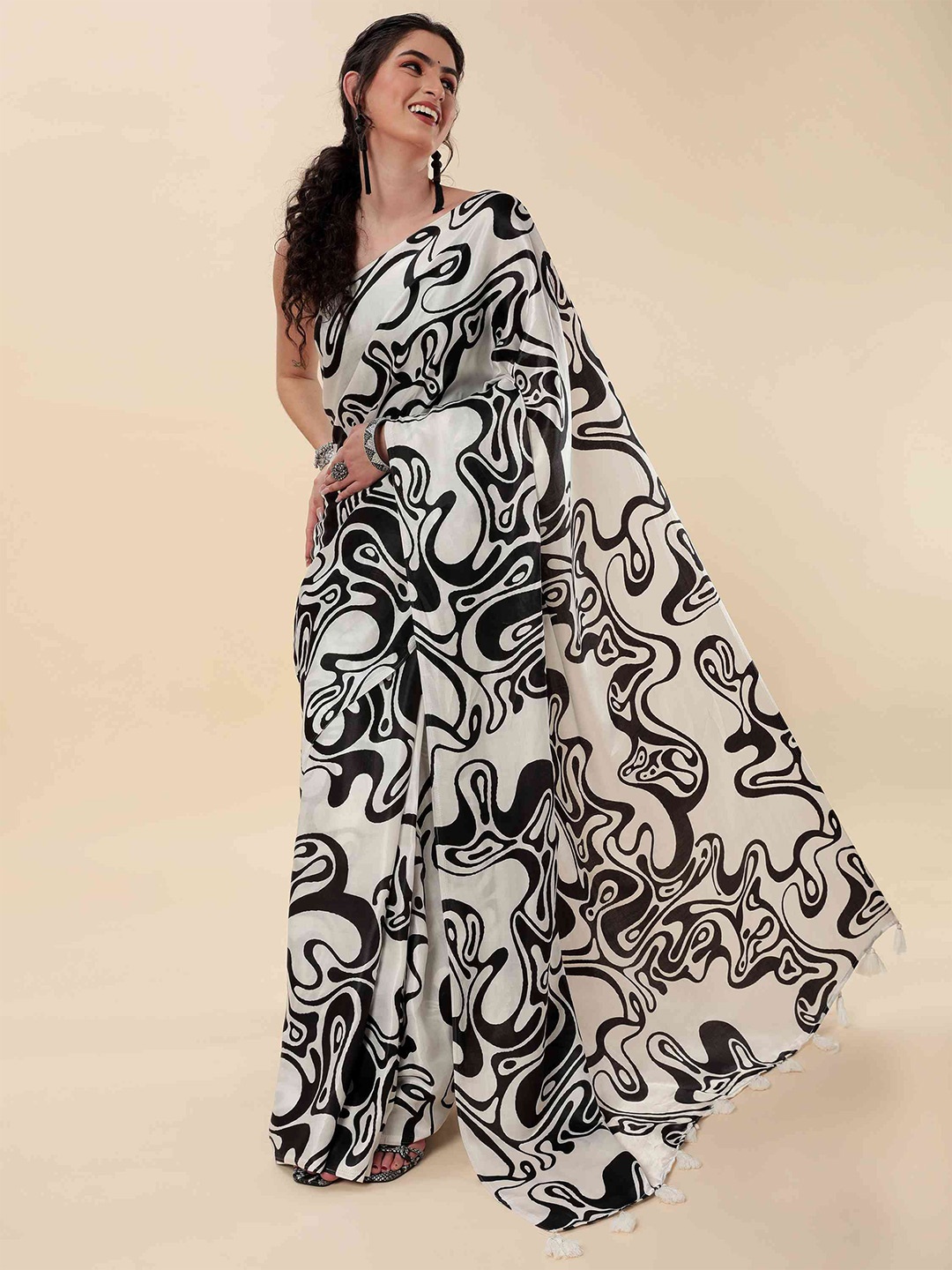 

elora Abstract Printed Pure Silk Saree, White