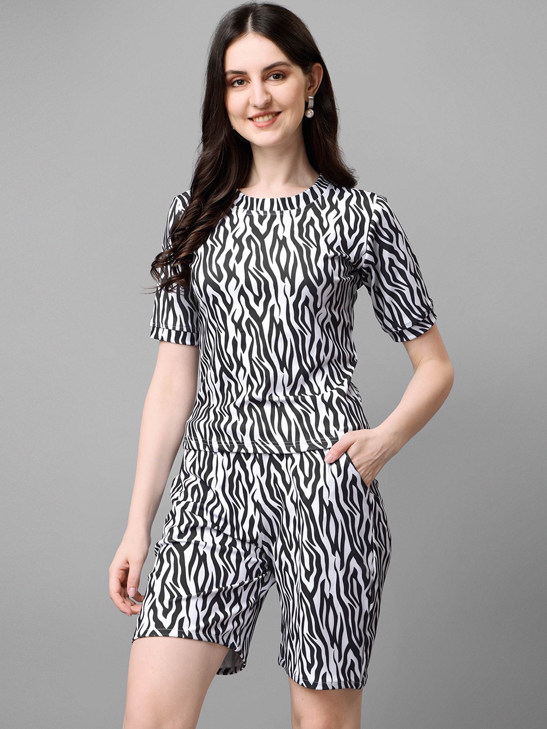 

DL Fashion Printed Round Neck Shirt & Shorts, Black