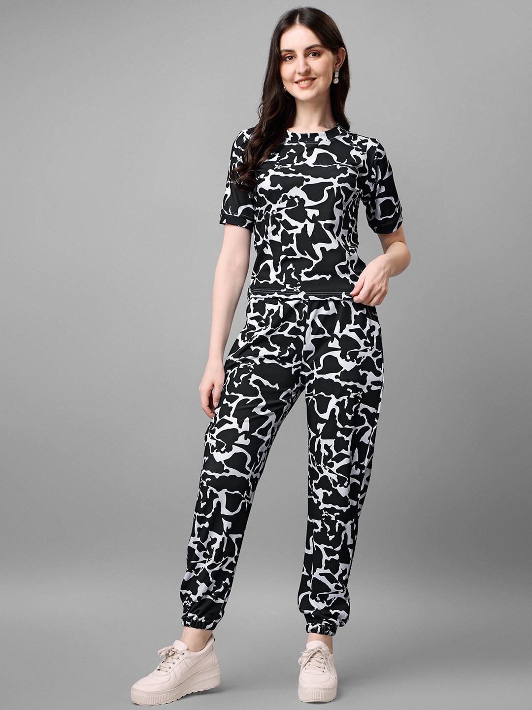 

DL Fashion Printed Round Neck T-shirt & Joggers, Black