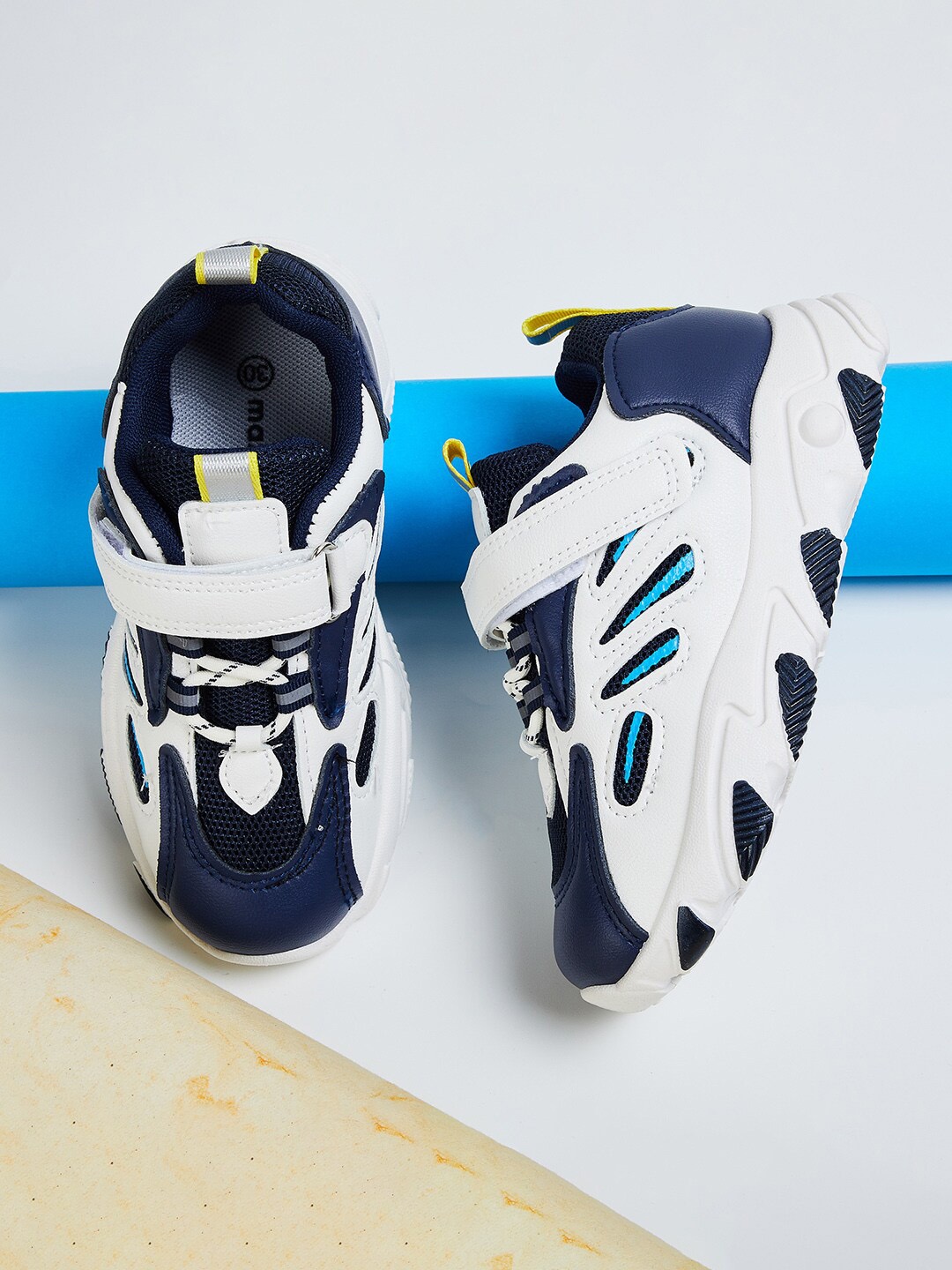 

max Boys Colourblocked Walking Shoes, White