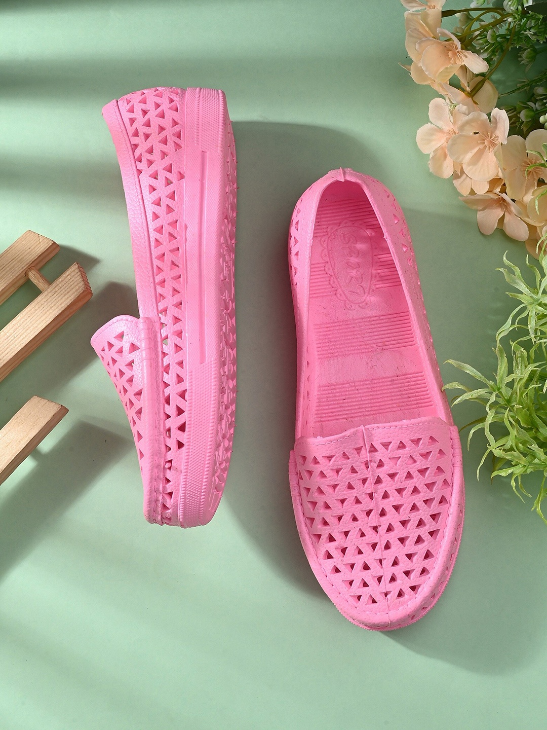 

MENGLER Women Laser Cuts Loafers, Pink