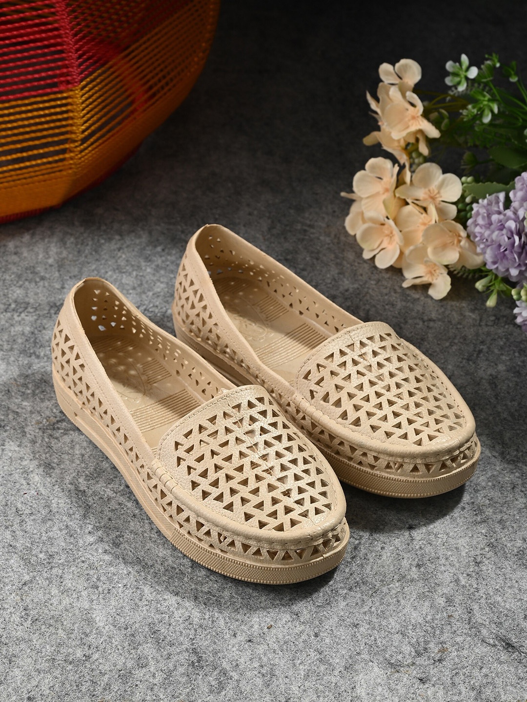 

MENGLER Women Laser Cuts Loafers, Beige