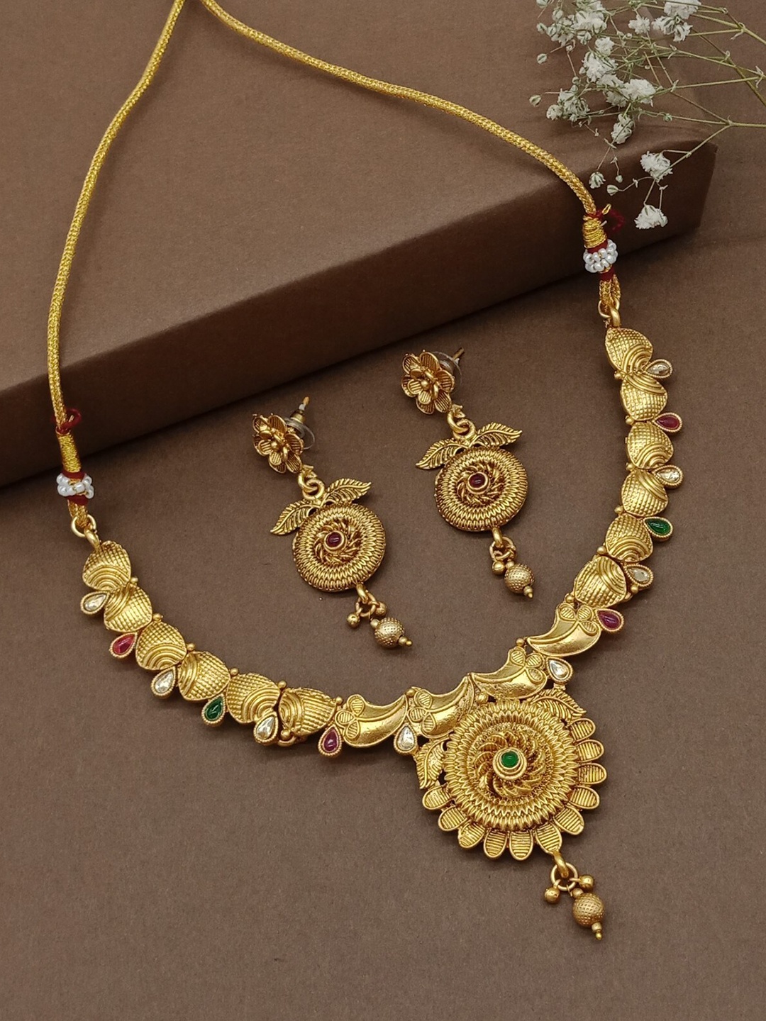 

AASHISH IMITATION Gold-Plated Kundan-Studded & Beaded Jewellery Set