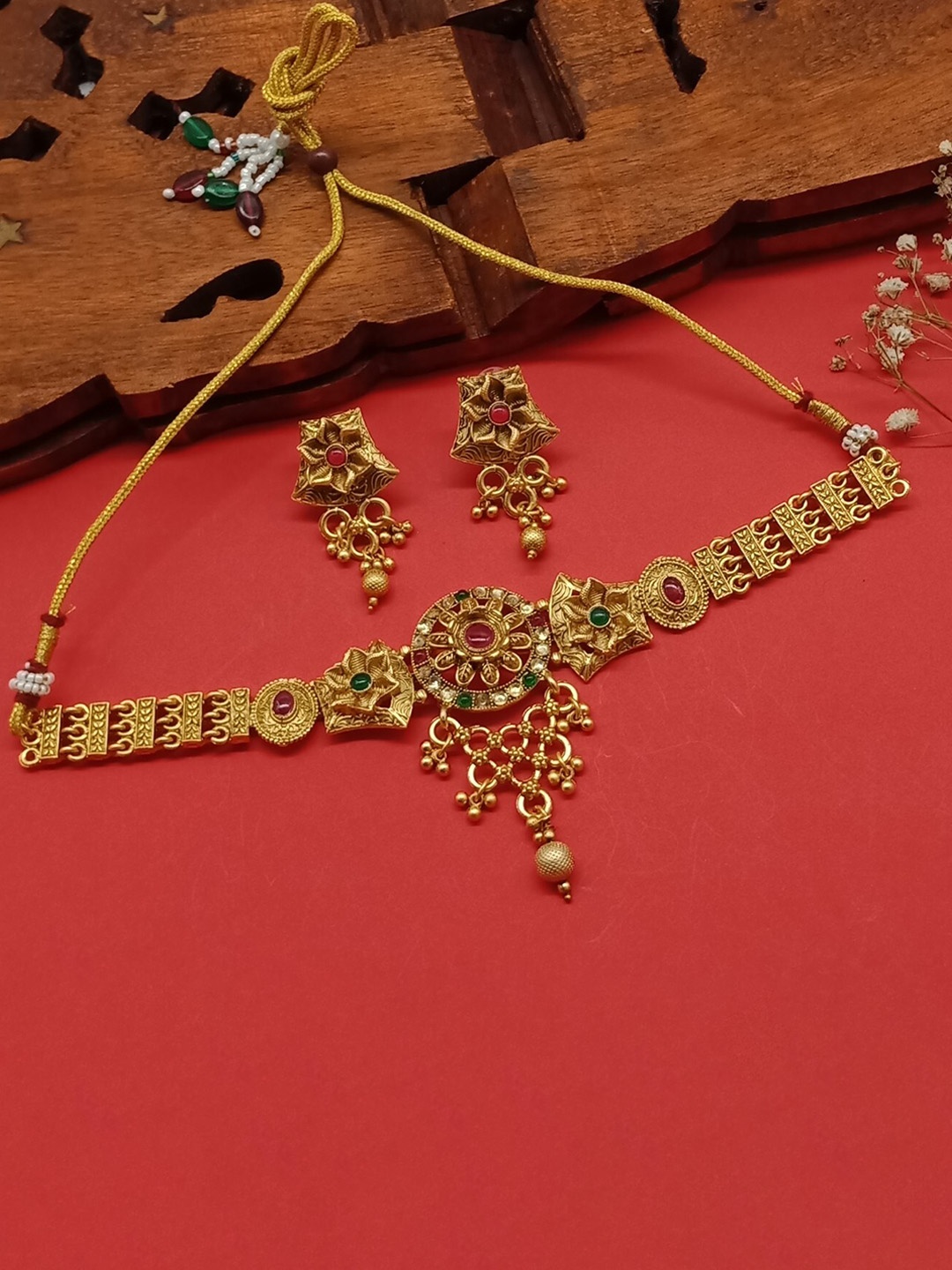 

AASHISH IMITATION Gold-Plated Kundan-Studded & Beaded Jewellery Set
