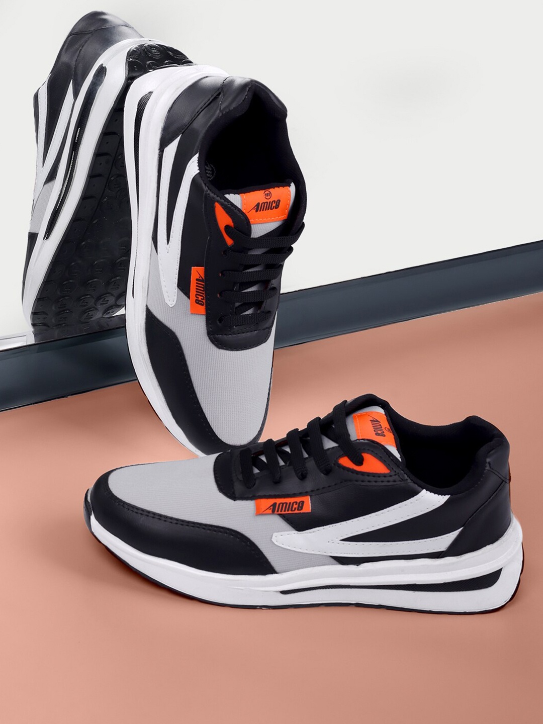 

AMICO Men Colourblocked Lightweight Sneakers, Black