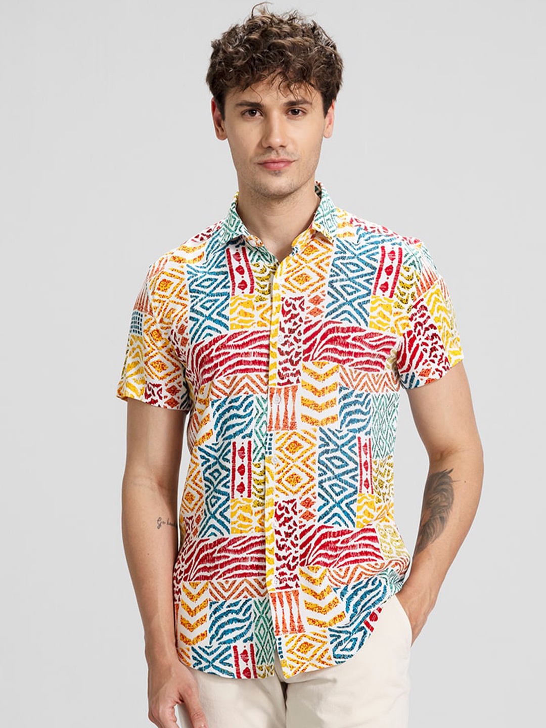 

Snitch Yellow Slim Fit Abstract Printed Casual Shirt