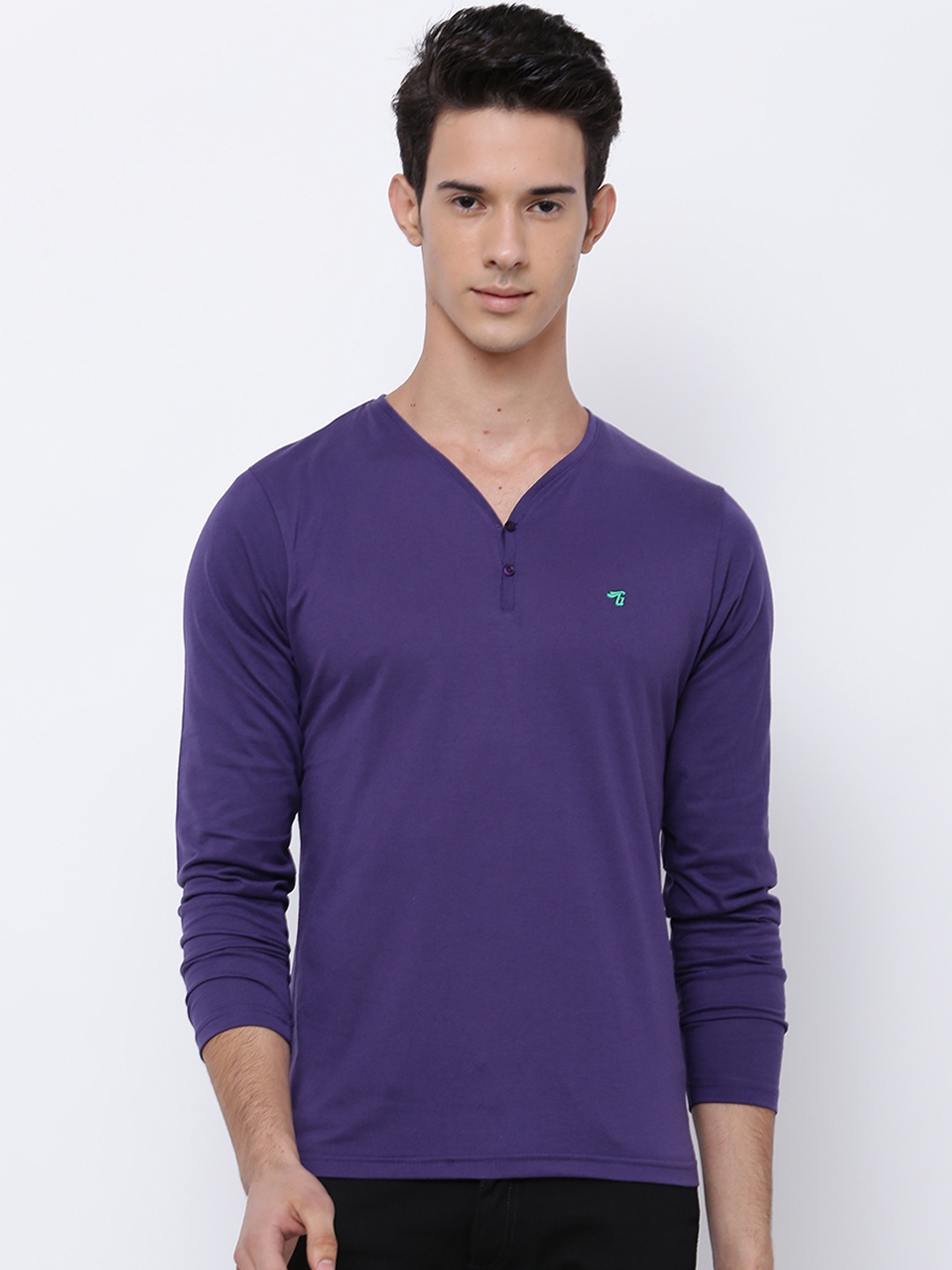 

The Indian Garage Co Men Purple Solid V-neck Slim Fit T-shirt