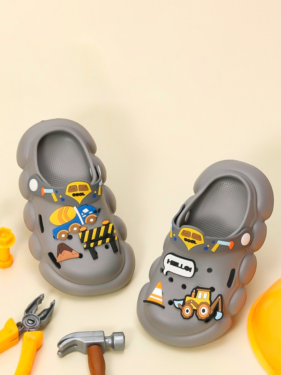 

Yellow Bee Boys Tractor & Truck Applique Clogs, Grey