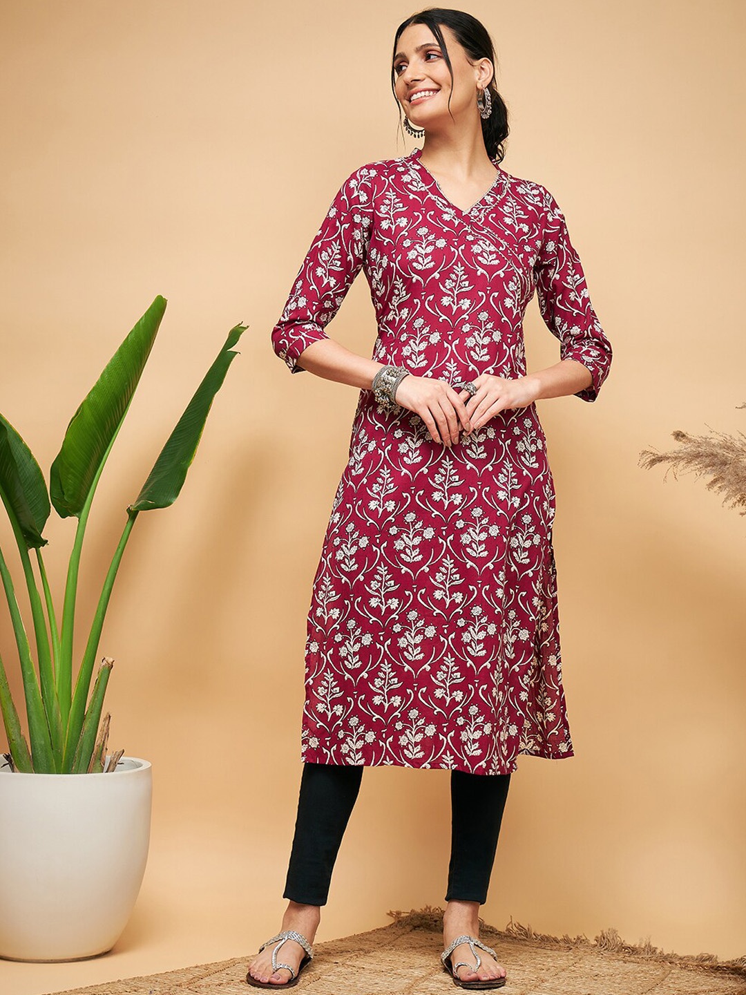 

InWeave Ethnic Motifs Printed V-Neck Kurta, Maroon
