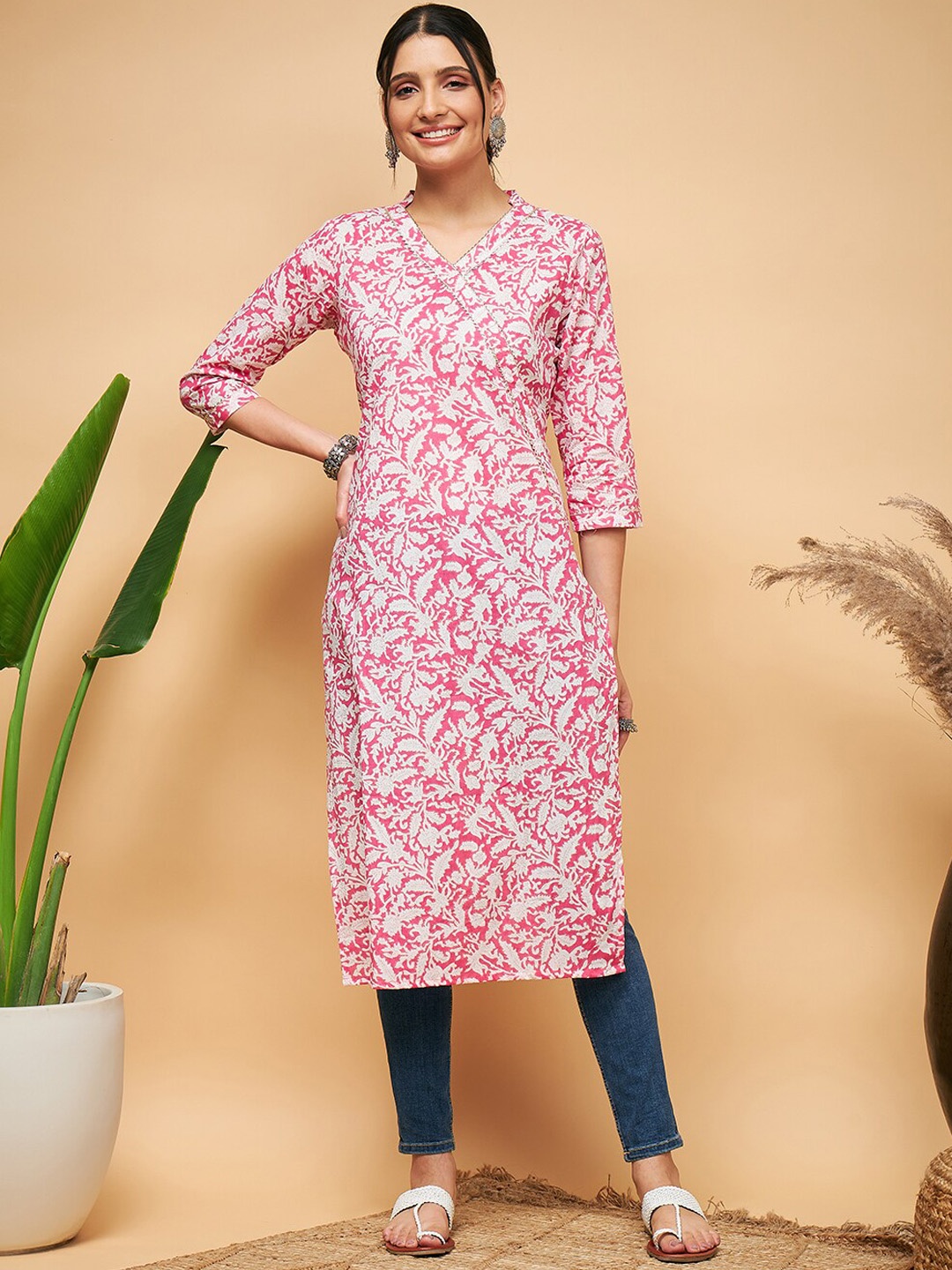 

InWeave Floral Printed Thread Work Detailed V-Neck Kurta, Pink