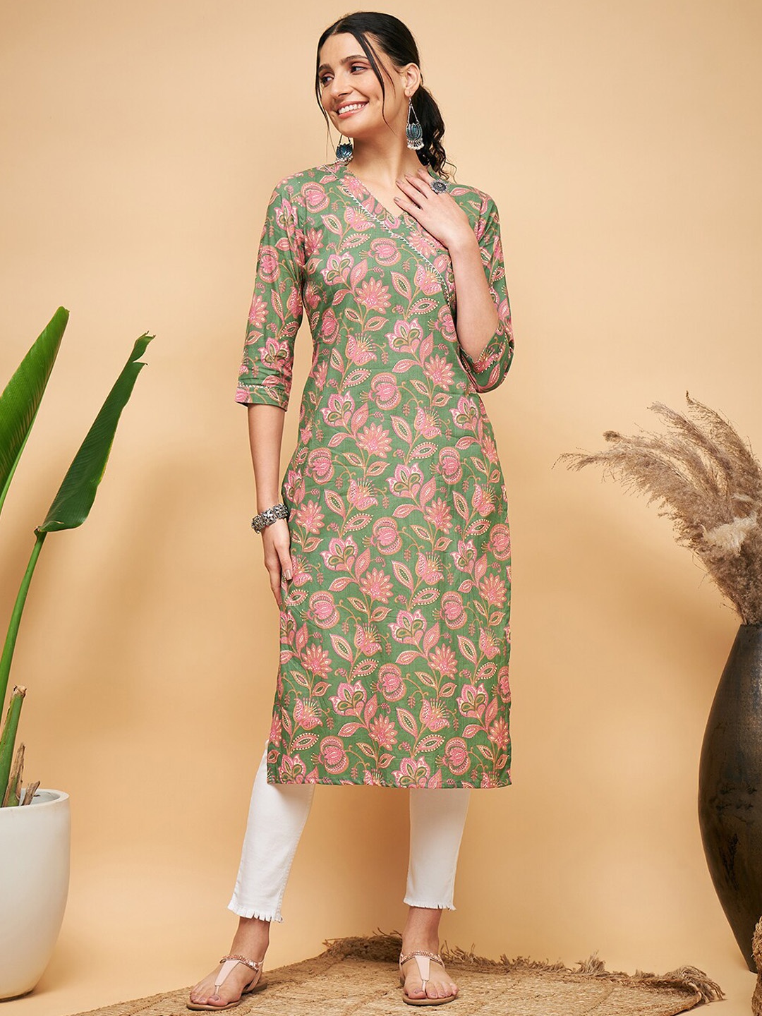 

InWeave Floral Printed Thread Work Detailed V-Neck Kurta, Green