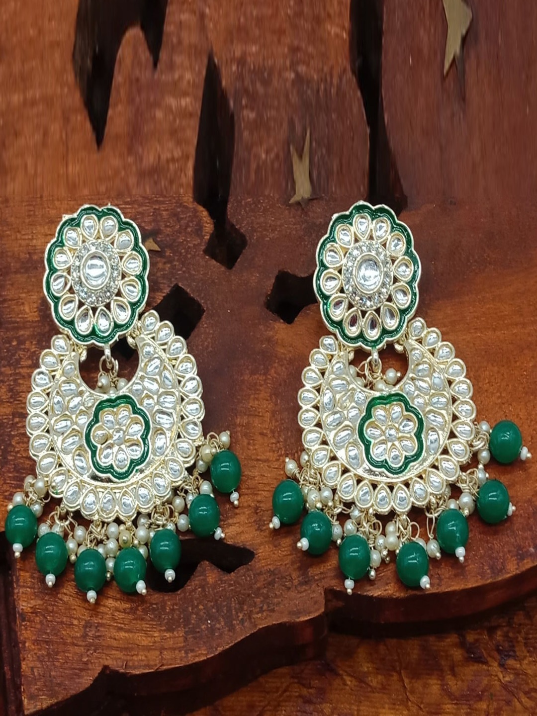 

AASHISH IMITATION Gold-Plated Crescent Shaped Kundan Studded Chandbalis