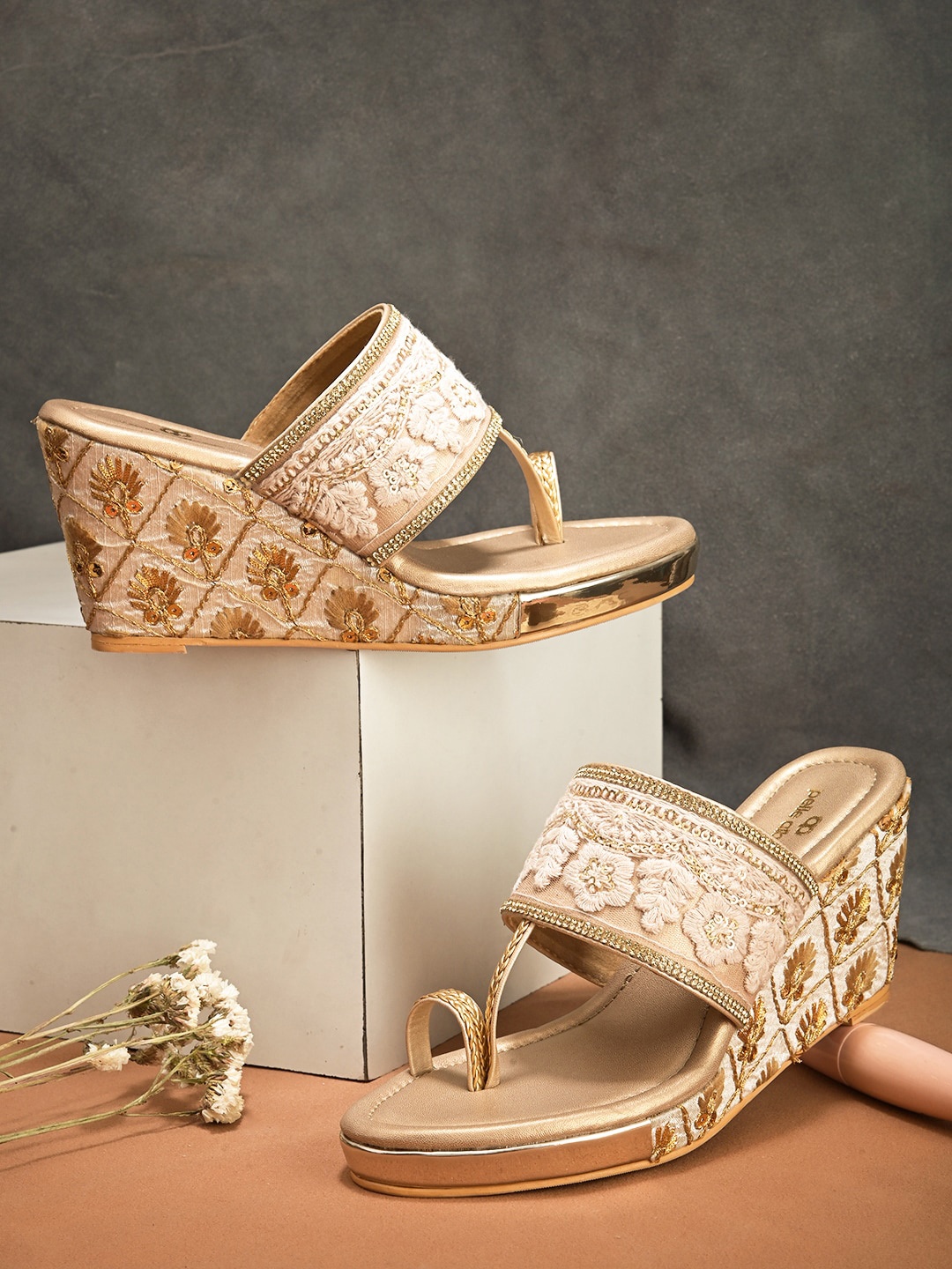 

pelle albero Embroidered One Toe Flatform Heels, Gold