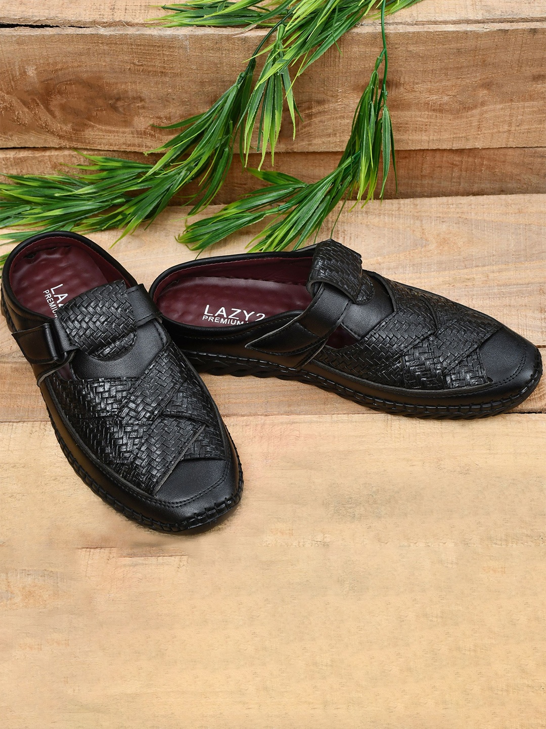 

FOXYFOOT Men Textured Shoe-Style Sandals, Black