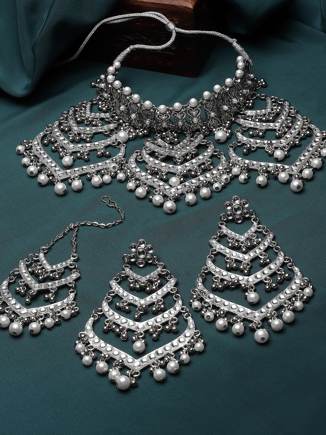 

KARATCART Silver-Plated Kundan-Studded Beaded Jewellery Set