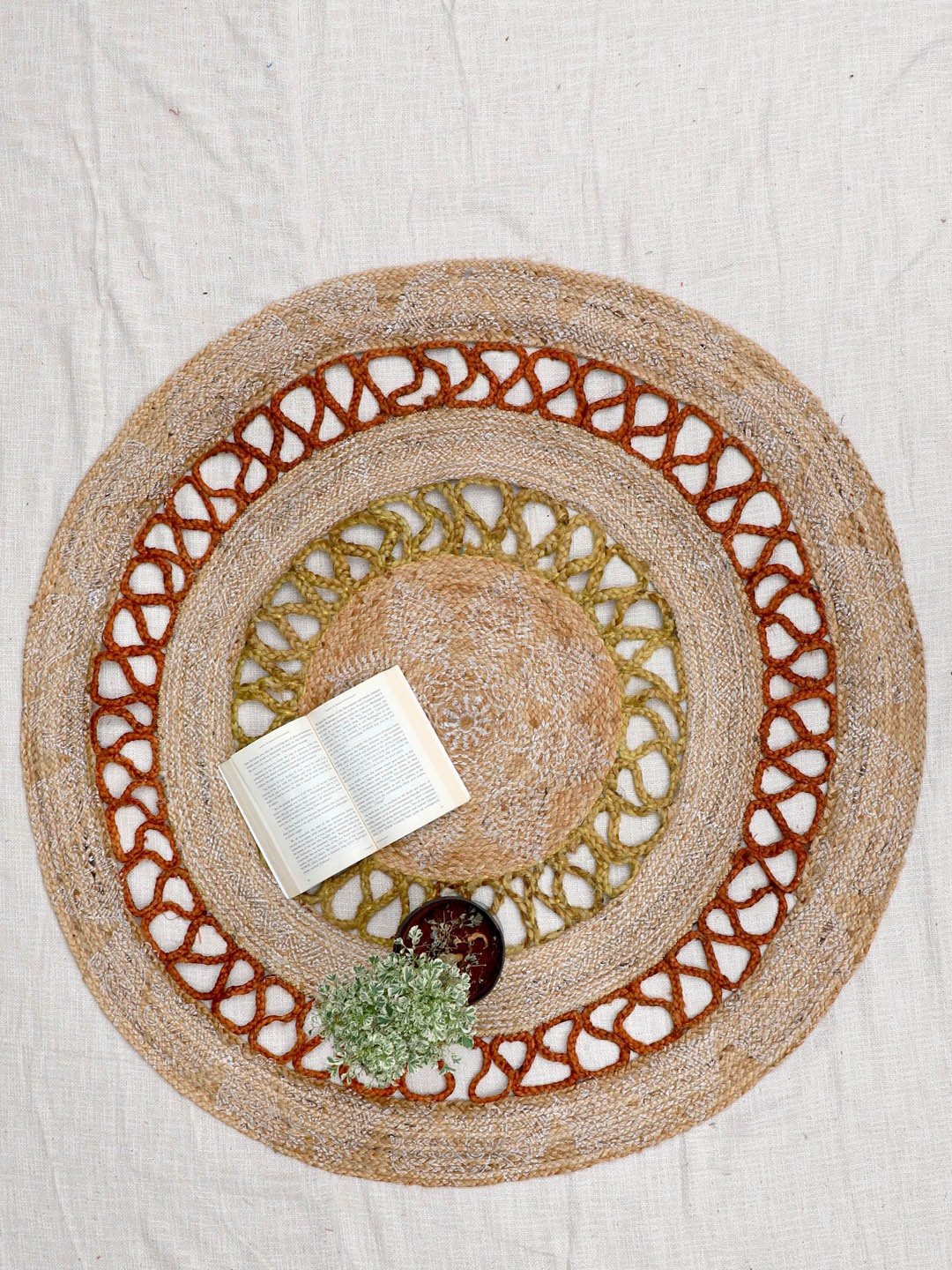 

Art Avenue Cuts Brown Round Jute Rug