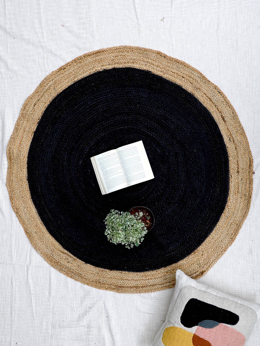 

Art Avenue BIGGEST Black Round Jute Rug