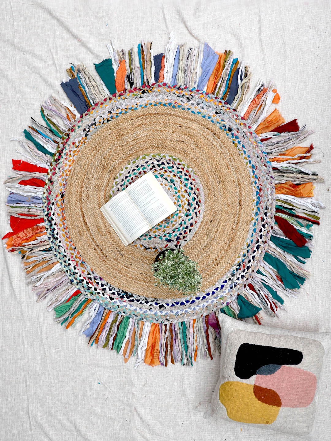 

Art Avenue Frills Brown Round Jute Rug