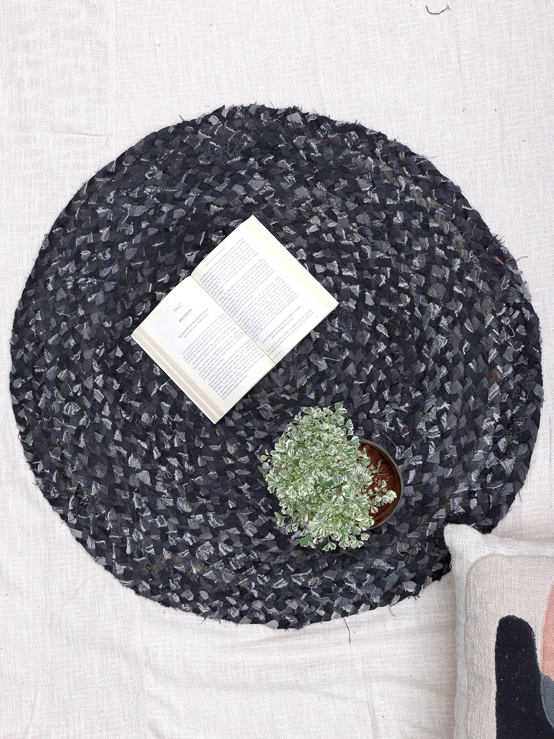 

Art Avenue Braider Grey Round Jute Rug