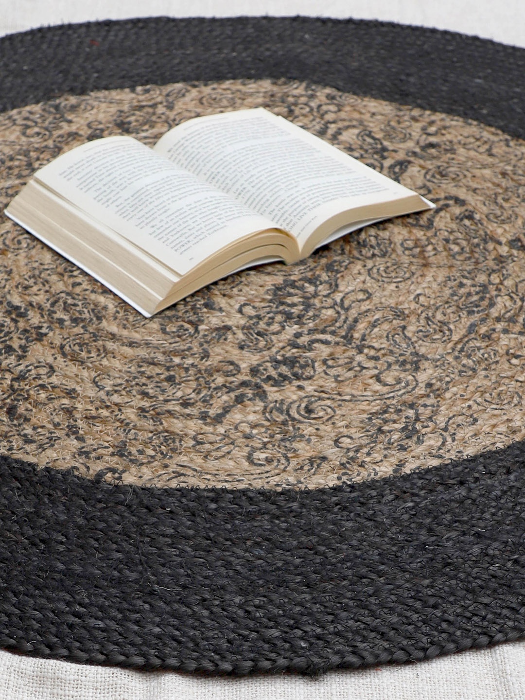 

Art Avenue LANE Brown Round Jute Rug, Black