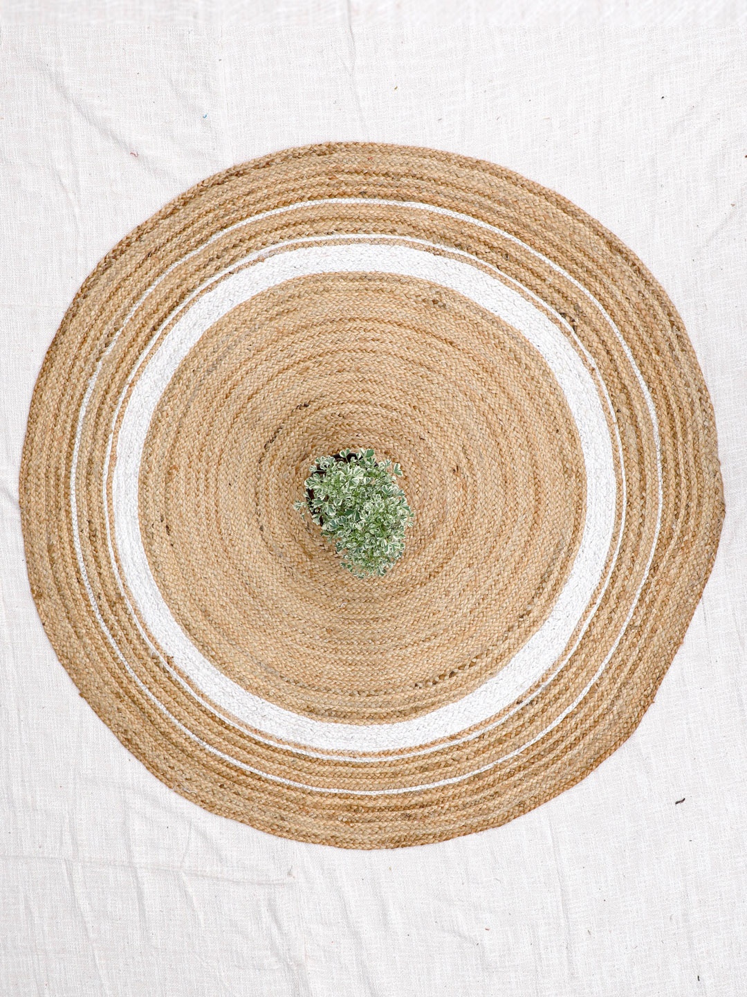 

Art Avenue Brown & White Braided Round Jute Rug