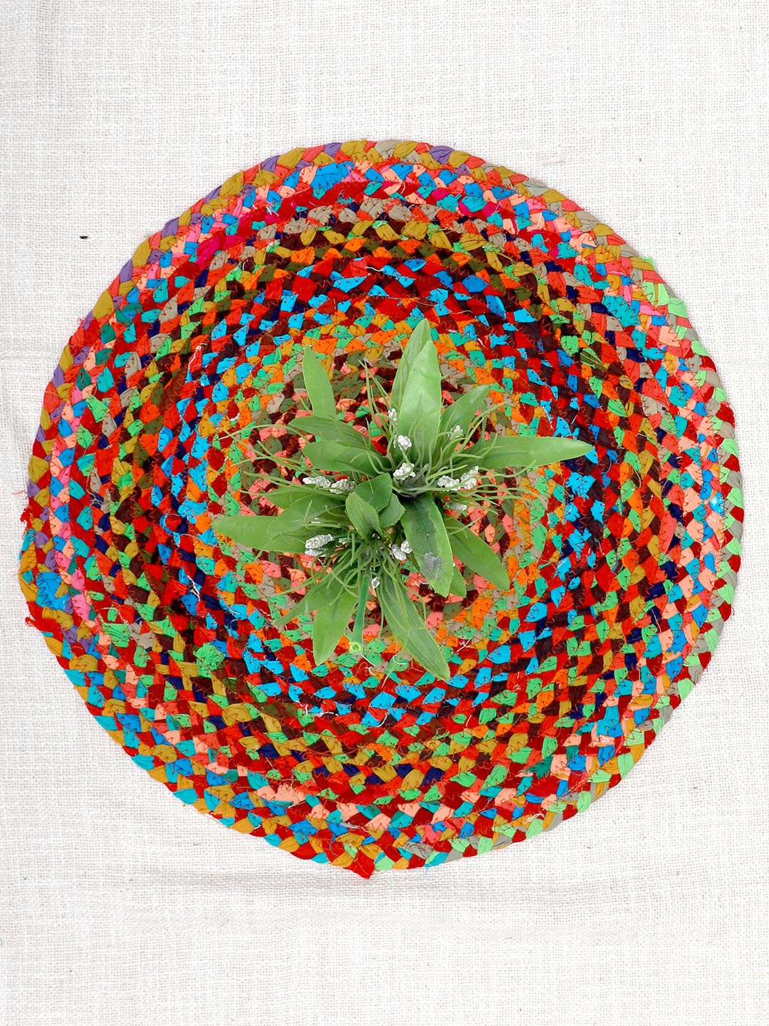 

Art Avenue Flat Green & Red Braided Round Jute Rug