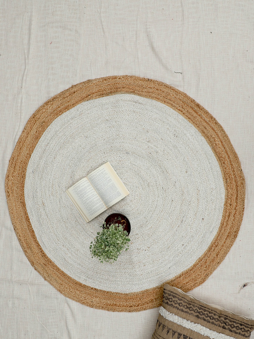 

Art Avenue Innest Beige & White Braided Round Jute Rug