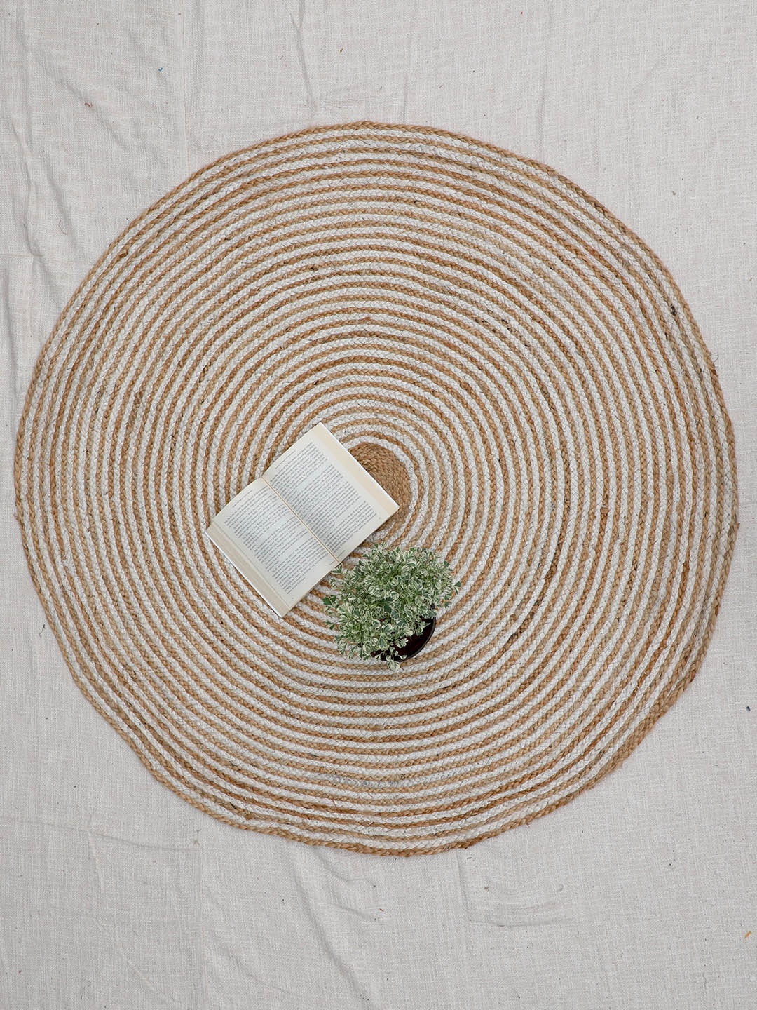 

Art Avenue Dot Beige & White Braided Round Jute Rug