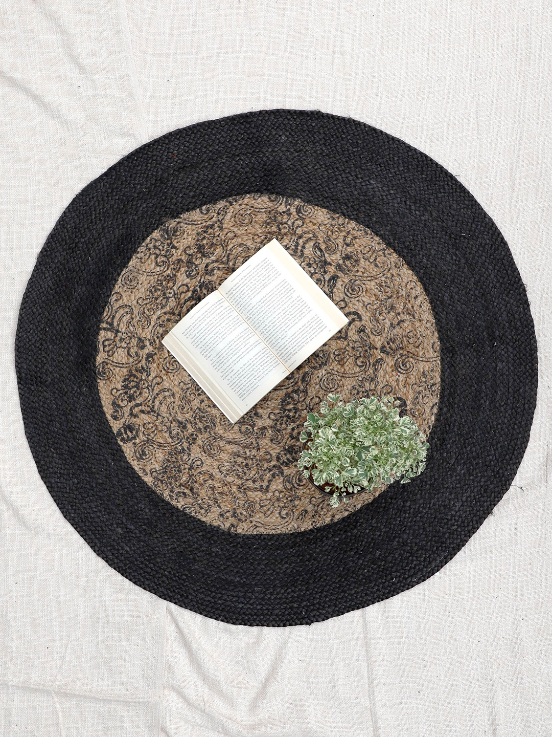

Art Avenue Lane Beige & Black Braided Round Jute Rug