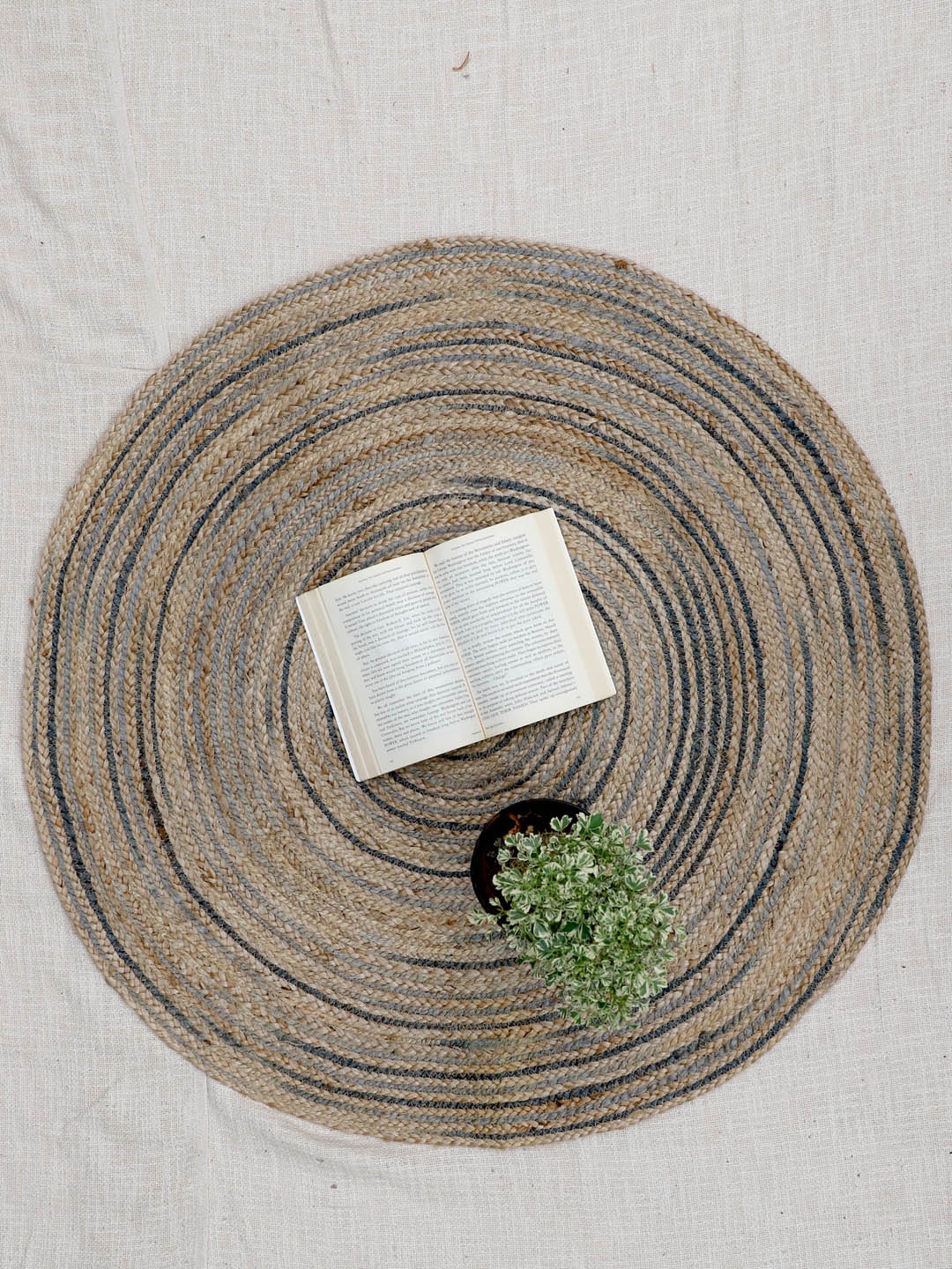 

Art Avenue Doorlatch Beige & Grey Braided Round Jute Rugs