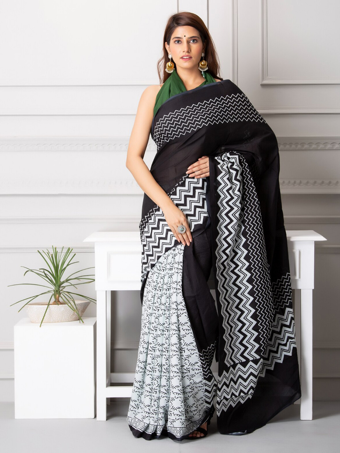 

BUTA BUTI Geometric Printed Pure Cotton Saree With Blouse Piece, Black