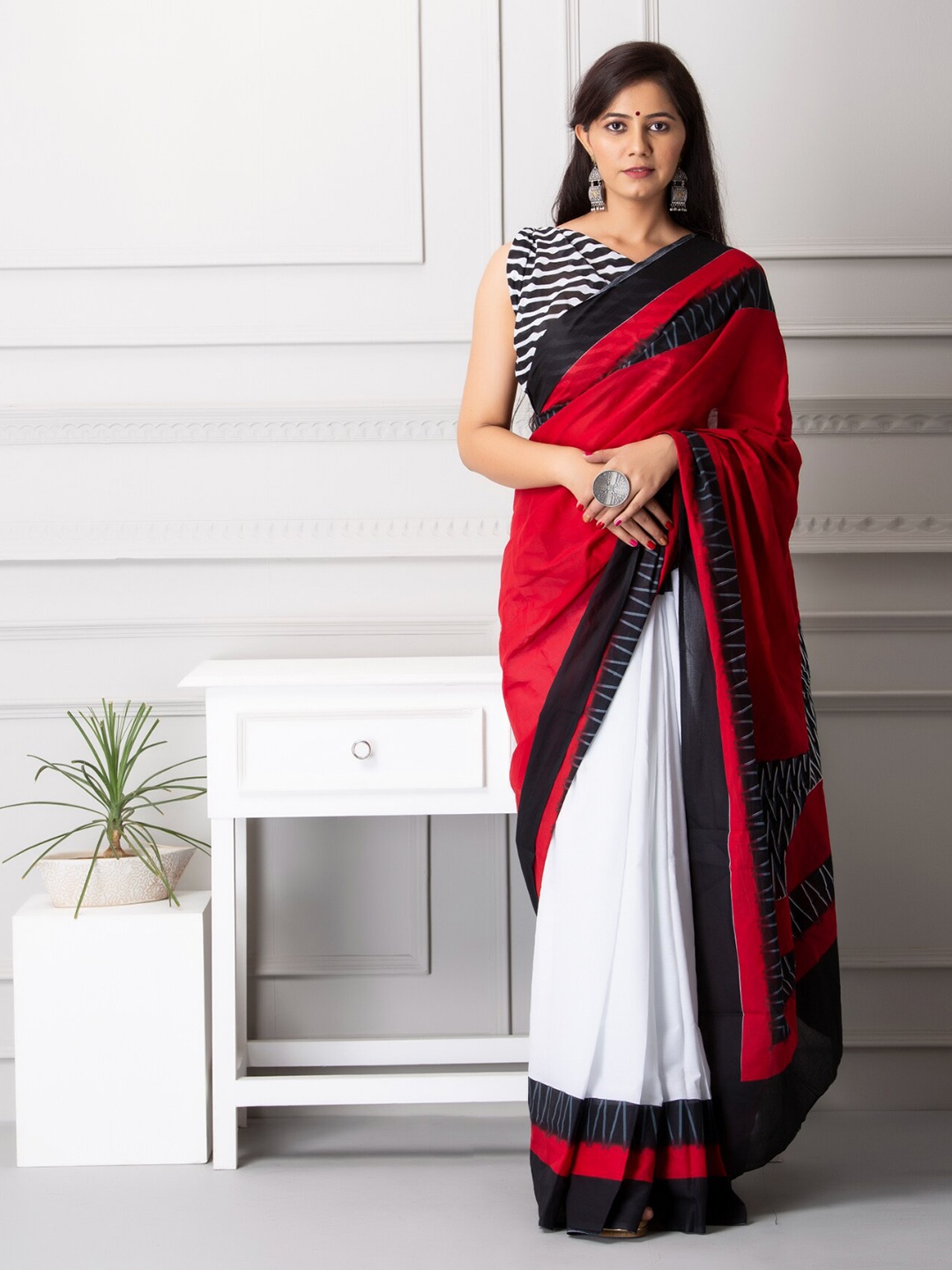 

BUTA BUTI Colourblocked Pure Cotton Half and Half Saree, Red