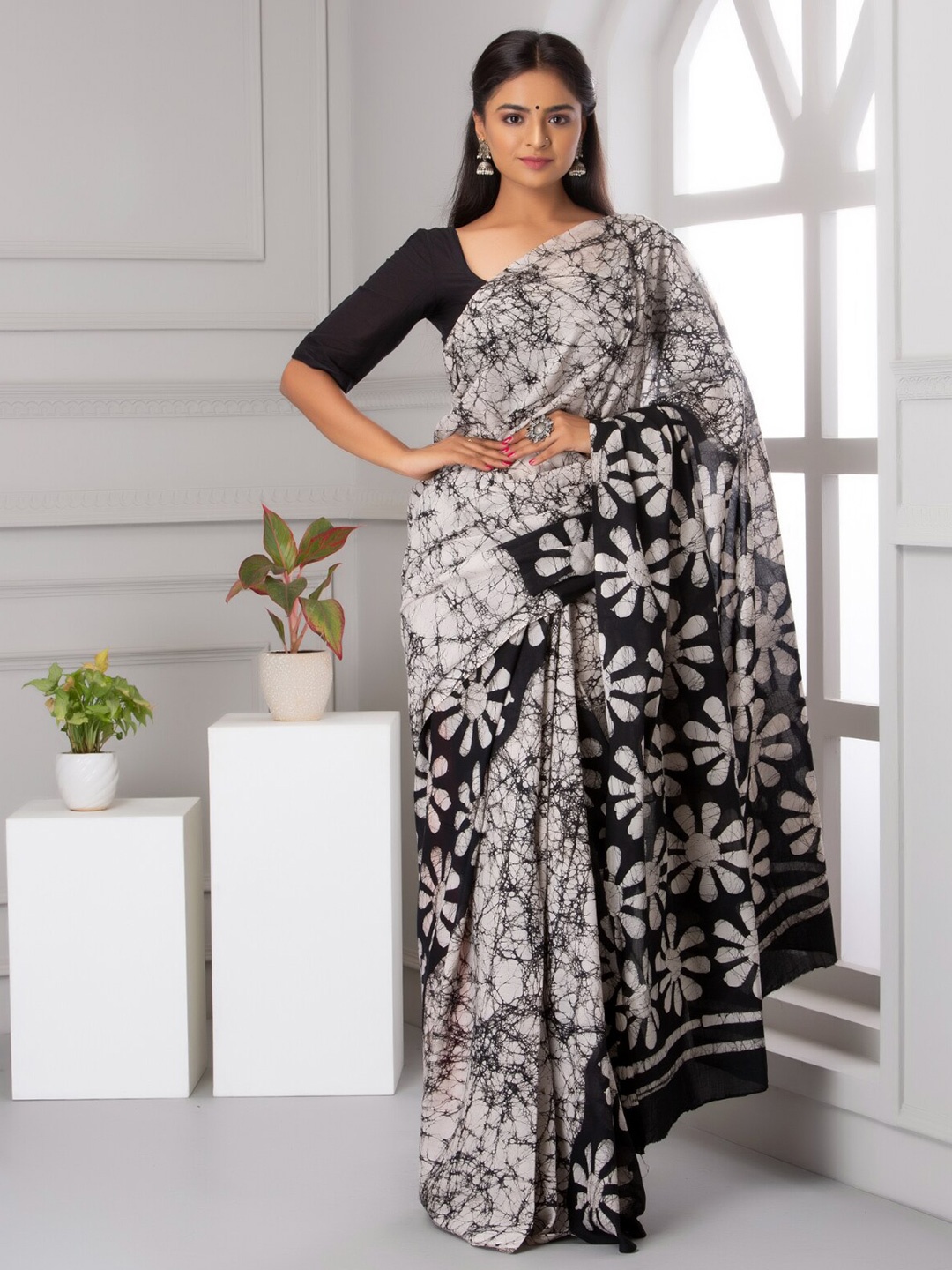 

BUTA BUTI Floral Printed Pure Cotton Saree, Black