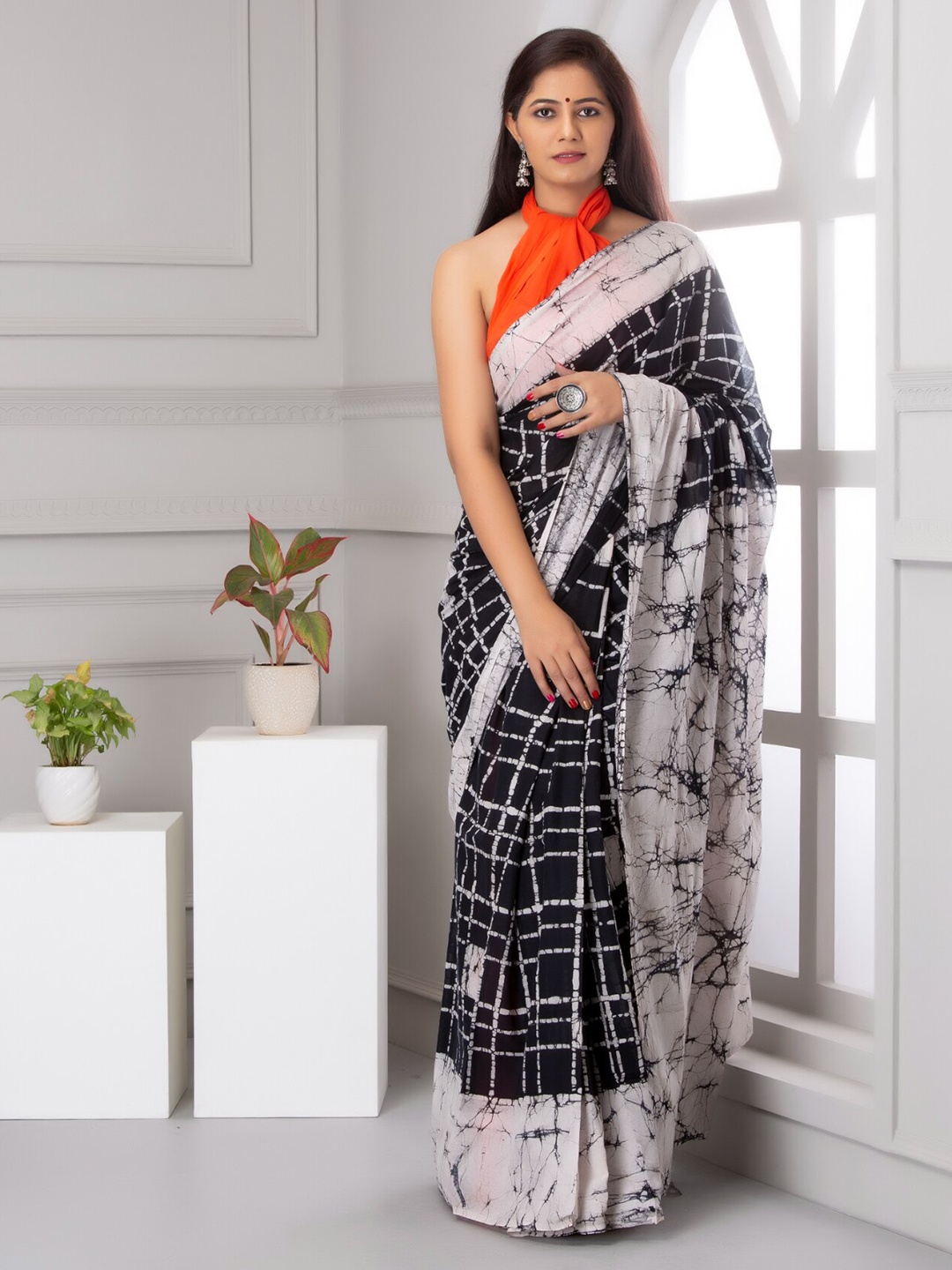

BUTA BUTI Checked Printed Pure Cotton Saree, Black