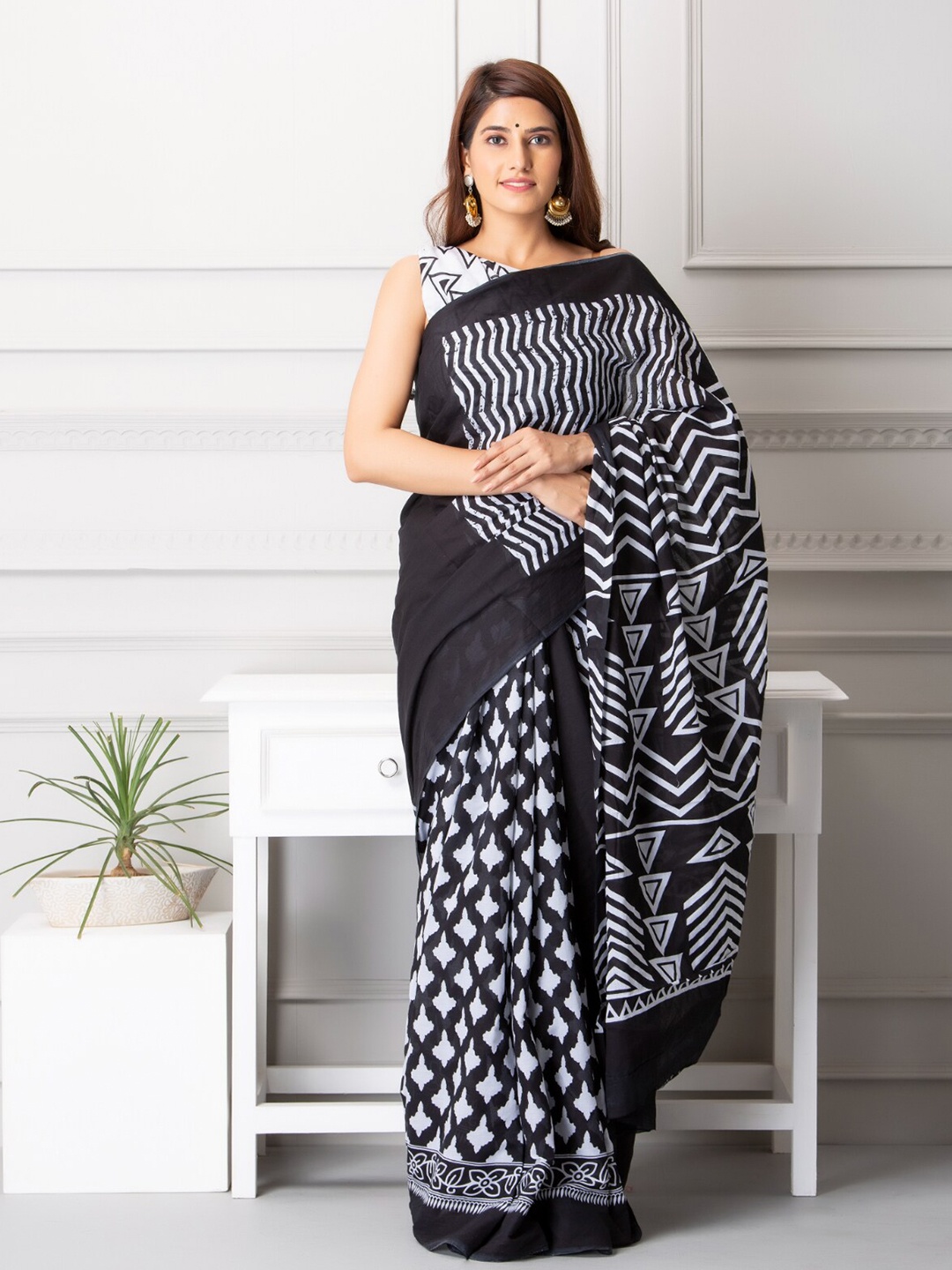 

BUTA BUTI Geometric Printed Pure Cotton Saree, Black