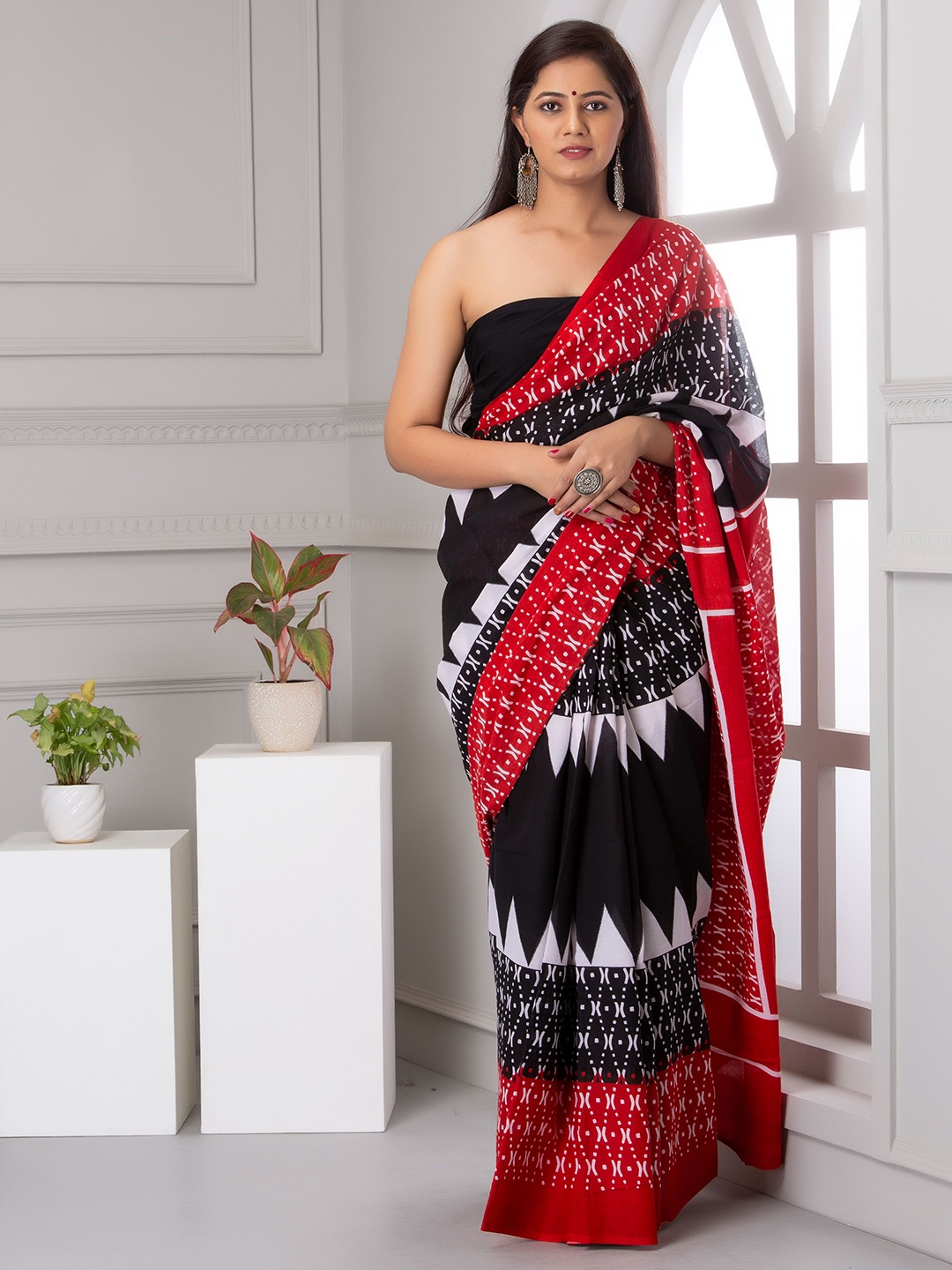 

BUTA BUTI Geometric Printed Pure Cotton Saree, Red