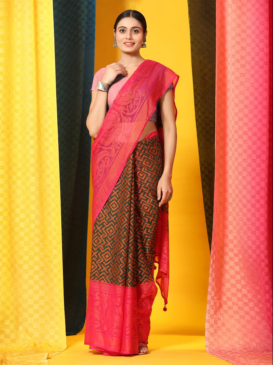

Phenav Geometric Printed Zari Brasso Patola Saree, Green