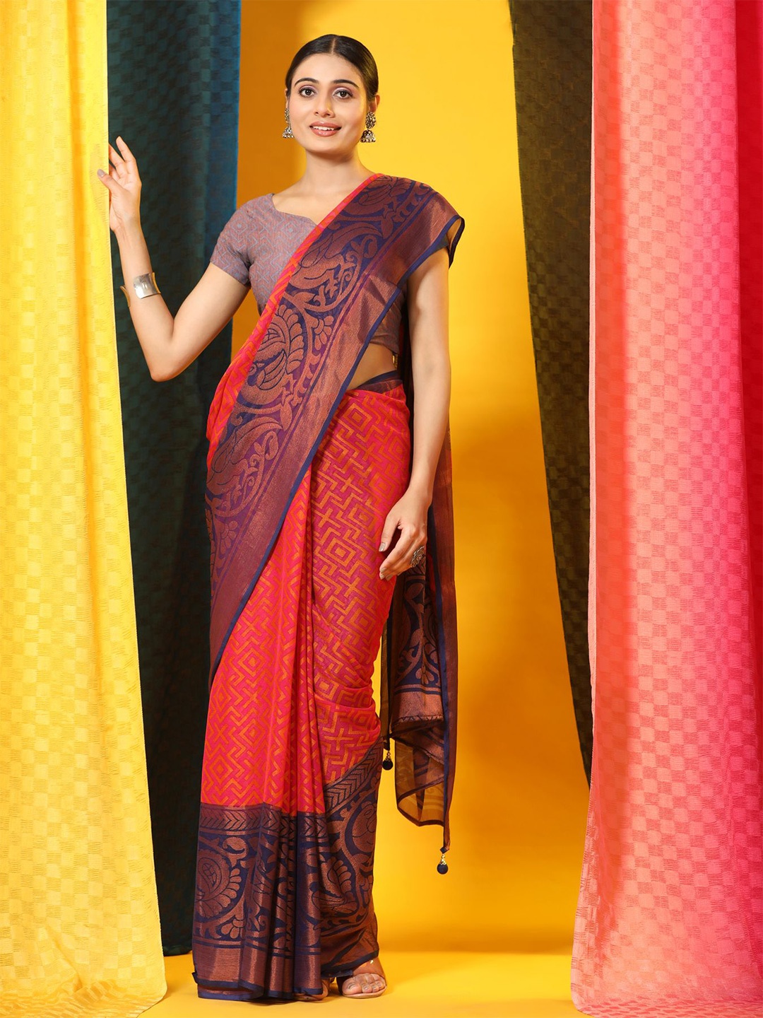 

Phenav Geometric Printed Zari Brasso Patola Saree, Red