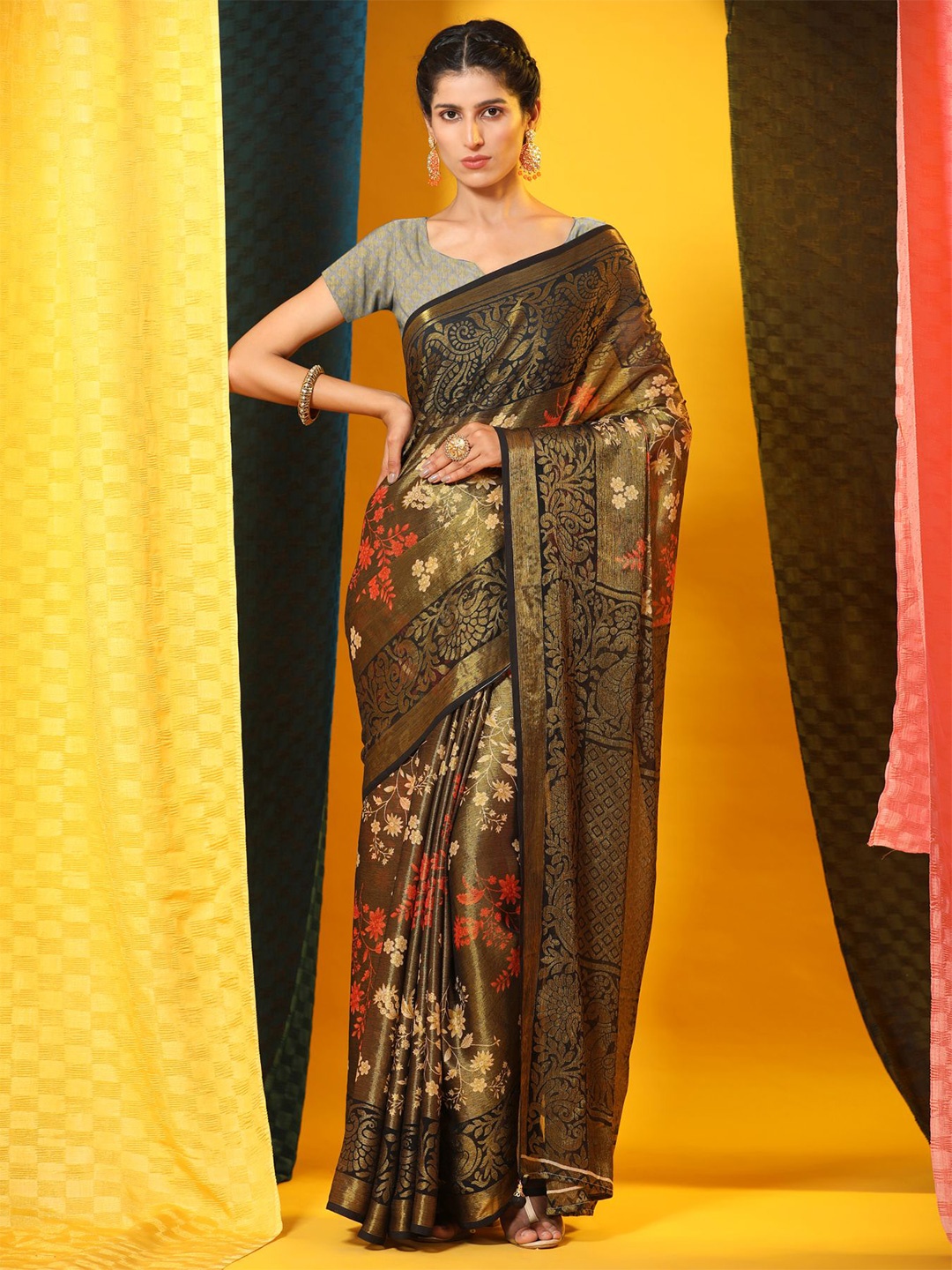 

Phenav Floral Zari Brasso Patola Saree, Gold