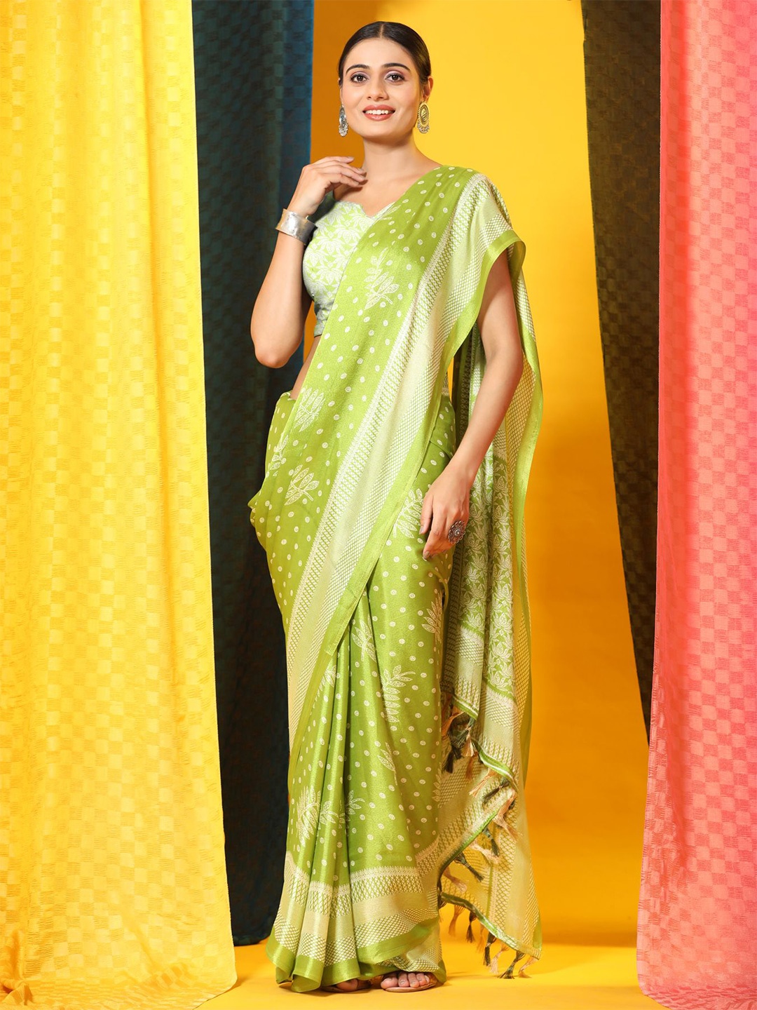 

Phenav Floral Brasso Patola Saree, Green