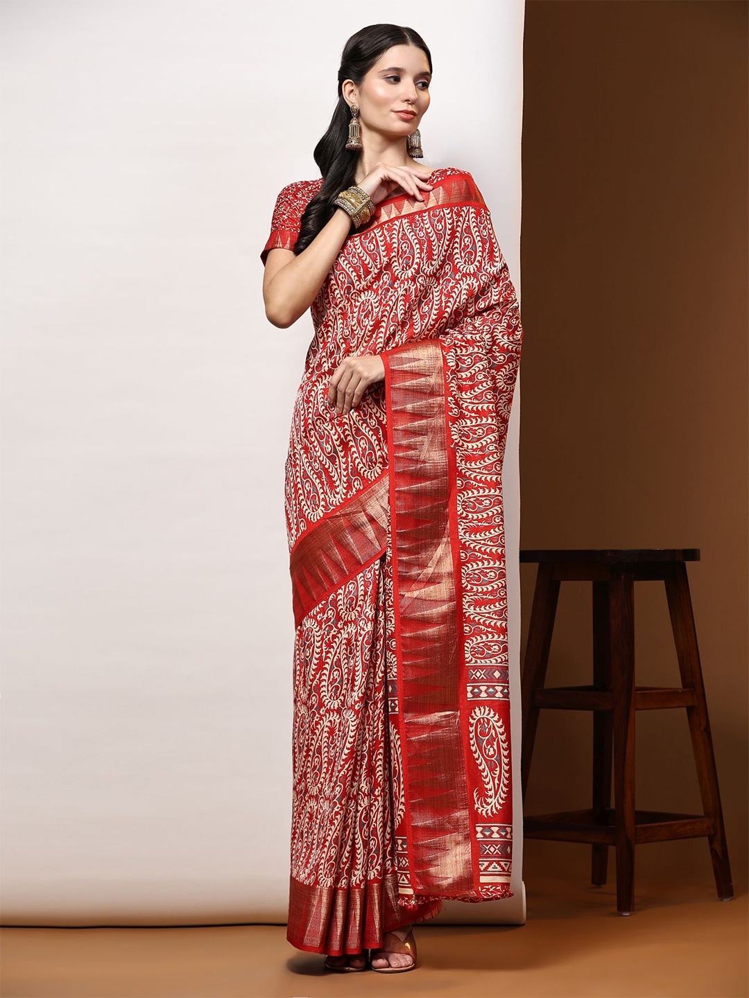 

Phenav Ethnic Motifs Printed Zari Saree, Red