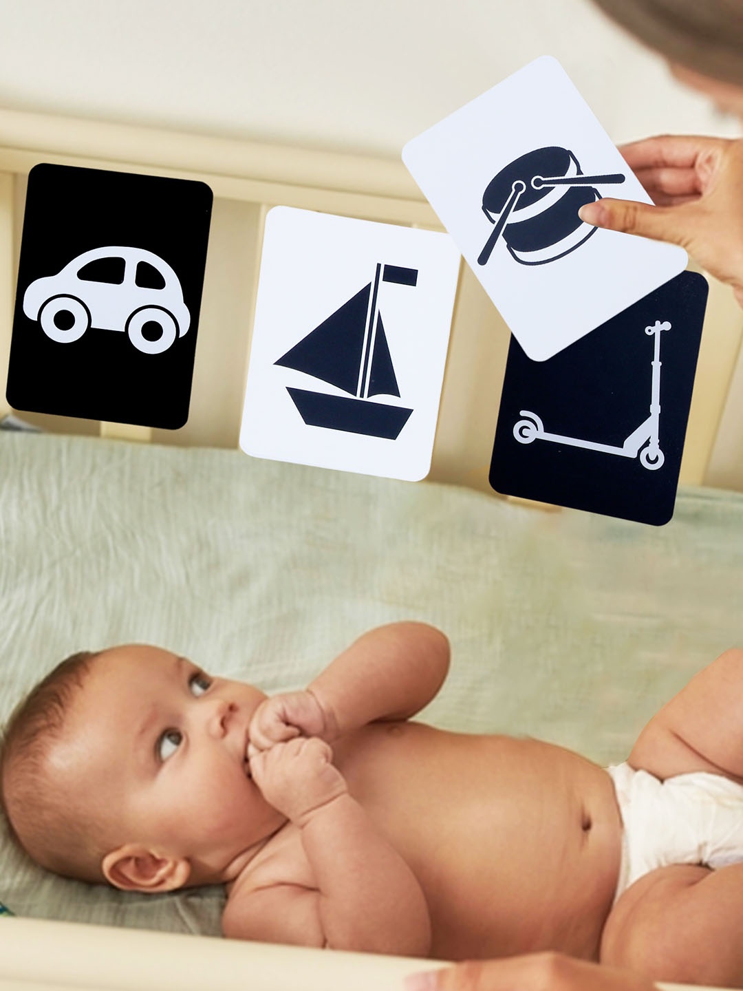 

Baby Moo Pack of 12 High Contrast Flash Cards - Objects And Vehicles, Green