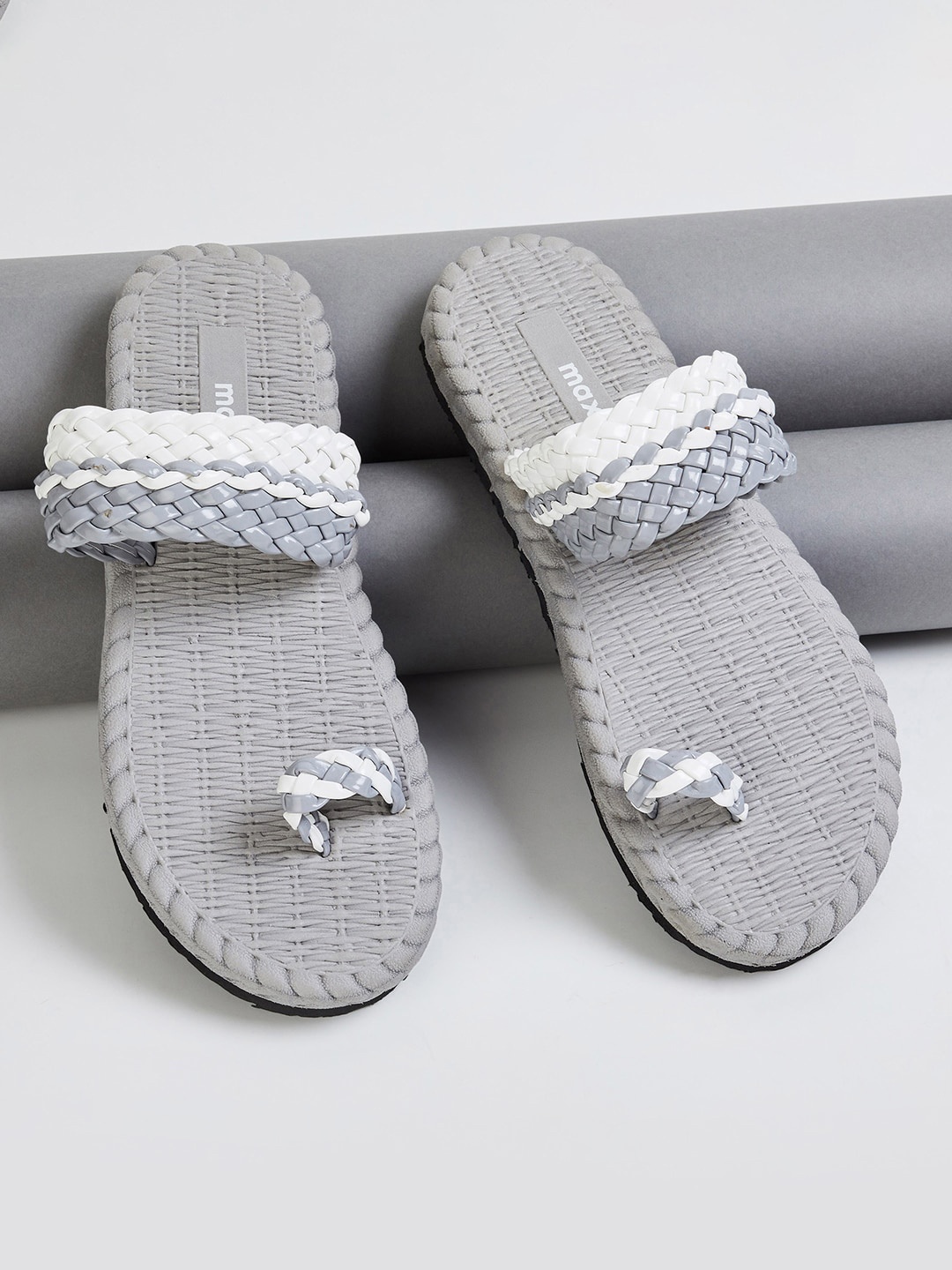 

max Textured One Toe Flats, Grey